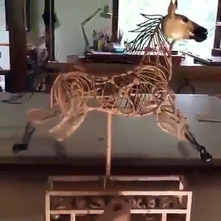 Tamamen Tahtadan Ahşaptan Yapılmış Koşan At