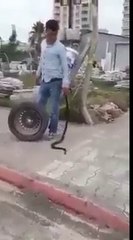 Elindeki Kara Yılanla Lastik Tamirine Giden TÜRK