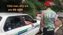 Ce cycliste pète un cable contre un automobiliste qui l'a doublé !