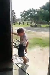 2016 کی بے غیرتی کا ایوارڈ اس کمینے کو جاتا ہے Very Funny Videos