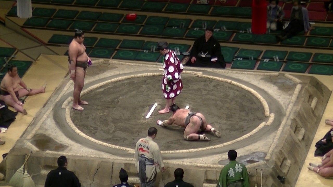 Un sumo KO en une seconde