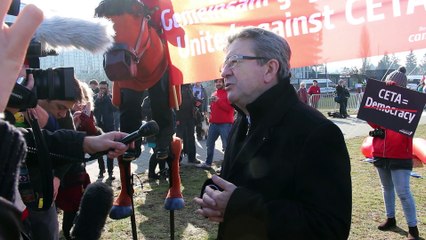Jean-Luc Mélenchon devant le Parlement pour le "Non au CETA"