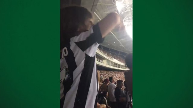 Montillo mostra filho torcendo pelo Botafogo na arquibancada do Nilton Santos