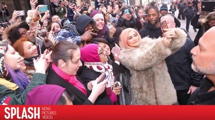 Une foule massive se rassemble pour l'ouverture de la boutique de Kylie Jenner