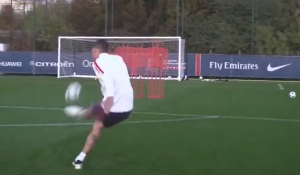 Di Maria enchaîne 4 coups francs parfait à l'entraînement !