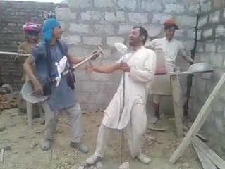 Funny Pakistani Worker Perfoming Live Concert - Funny Type