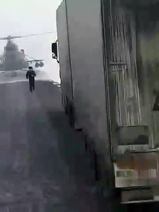 En Russie, un pilote d'hélicoptère demande son chemin à un camionneur