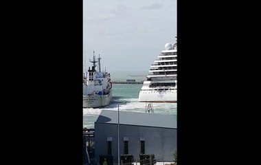 Un paquebot de croisière heurte un autre navire.