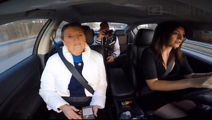 Elle porte une culotte vibrante devant sa belle-mère.