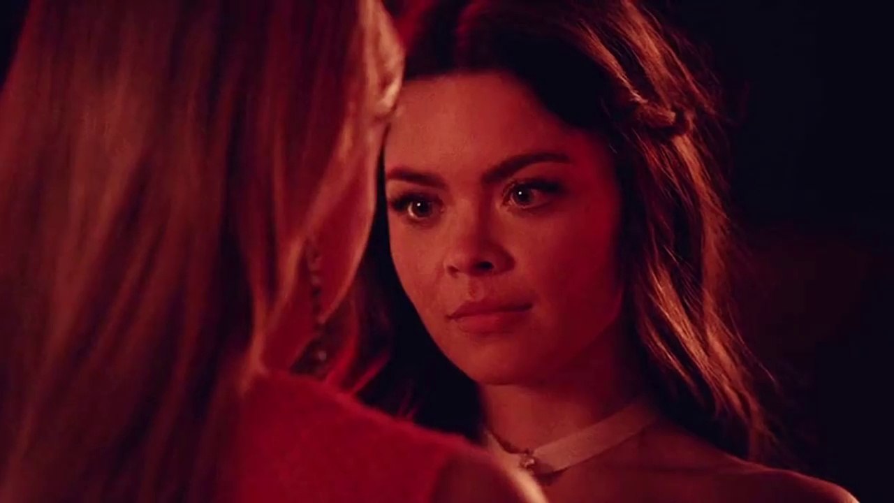 Scarlett Byrne as Nora : wild kiss in THE VAMPIRE DIARIES
