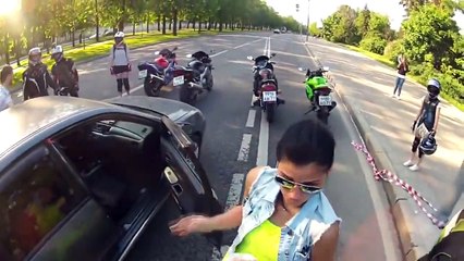 I motociclisti lo accerchiano per aggredirlo davanti alla fidanzata, ma dopo accade l'impensabile...