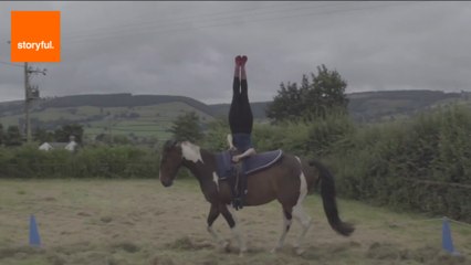 Descargar video: Woman Performs Acrobatics on Horse