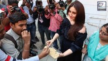 Kareena Kapoor Distributed Sweets Over Taimur's Birth | LehrenTV