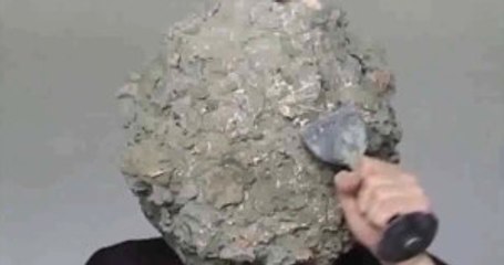 Kafasındaki Beton Kütlesini Çekiçle Kırdı