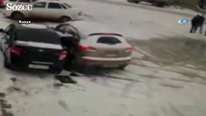 İki otomobilin arasında böyle sıkıştı