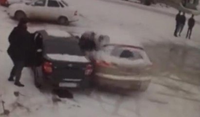 Korkunç kaza: İki otomobilin arasında sıkıştı