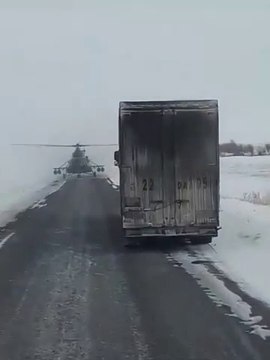 Cet hélicoptère se pose sur la route et demande son chemin à un camion en Russie