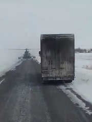 Cet hélicoptère se pose sur la route et demande son chemin à un camion en Russie