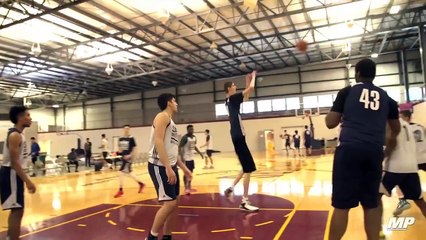 Ce basketteur mesure 2,31 mètres ... Facile pour lui