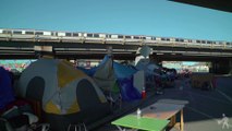 Tentes pour sans-abris construits avec des affiche publicitaire géantes dans la rue à Oakland
