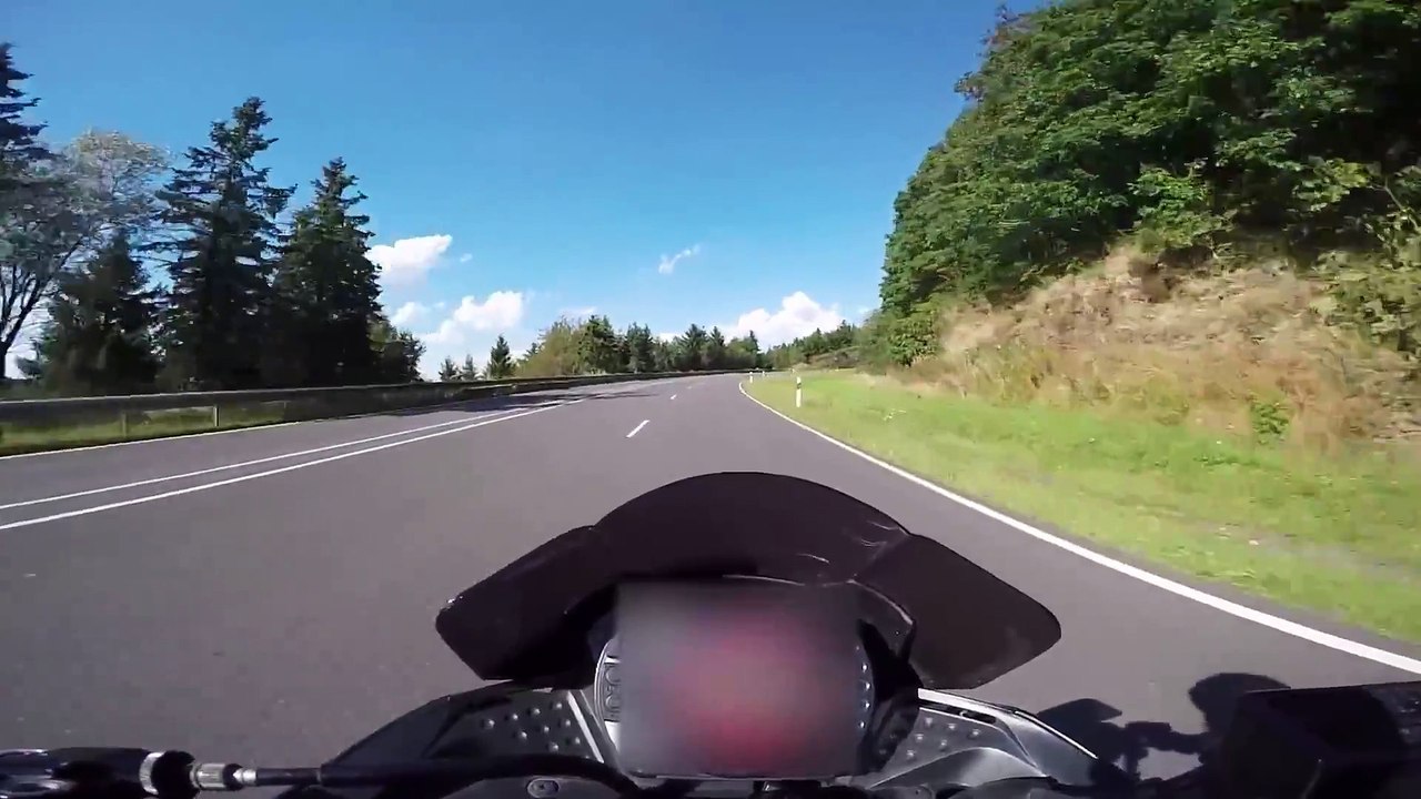 Il prend un virage trop vite en moto et se crash bien comme il faut