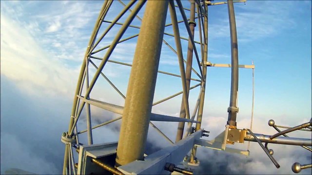 Il fait un front flip en sautant en Base Jump