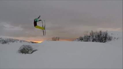 Ce skieur arrive trop vite sur la bosse et c'est le drame! Chute violente