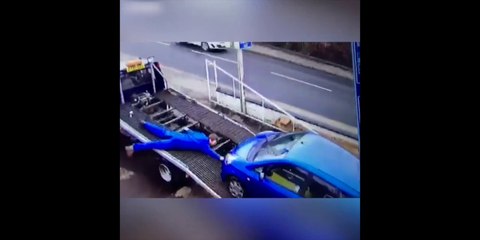 Regardez comment cet homme retient la voiture... Dingue!