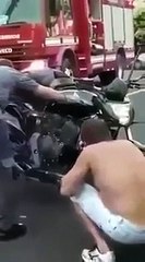 Oh mon dieu regardez ce qu'il avait dans le moteur de sa moto... Flippant