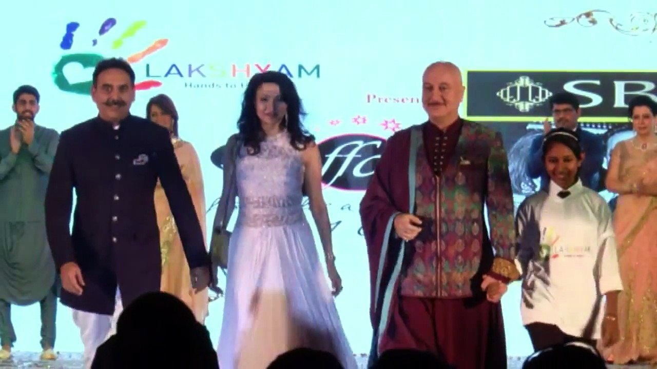 RAJEEV KHANDELWAL WALK  AT RAMP OF PRIDE OF INDIA AWARDS FASHION SHOW WITH SHREYA SARAN,ANUPAM KHER & MANY MORE[1]