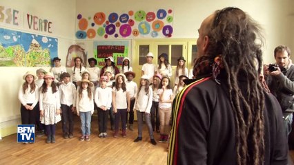 Des enfants chantent pour financer leur classe verte