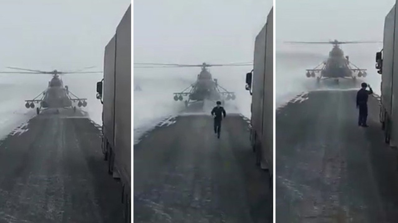 Un pilote pose son hélicoptère sur la route pour aller demander son chemin