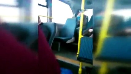 minibüste başörtülü kıza saldıran kadın