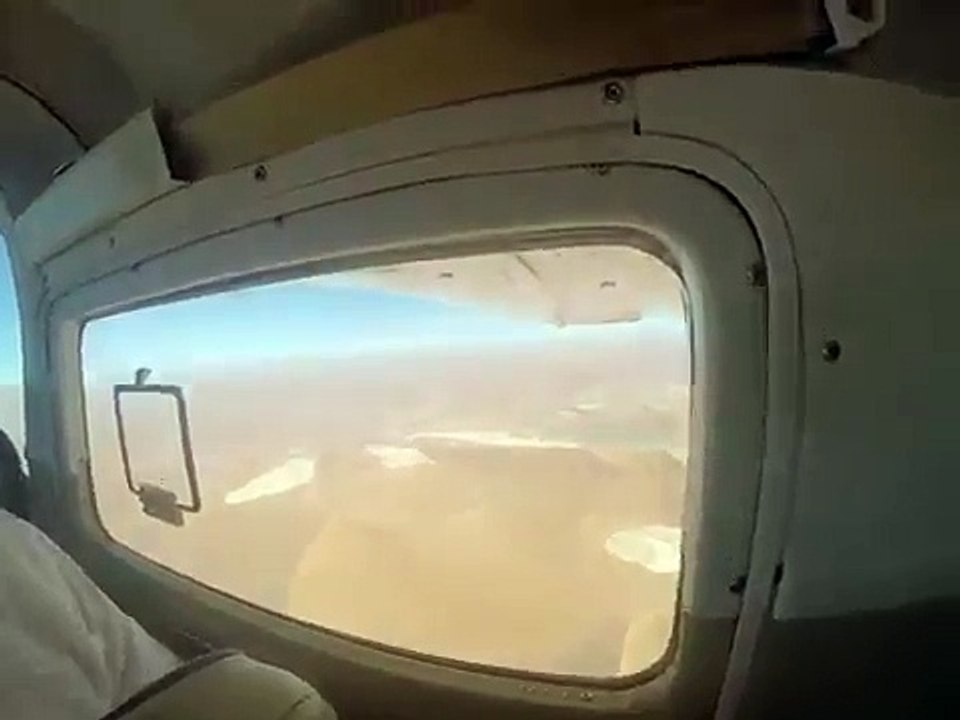 Régis prend une photo dans un avion