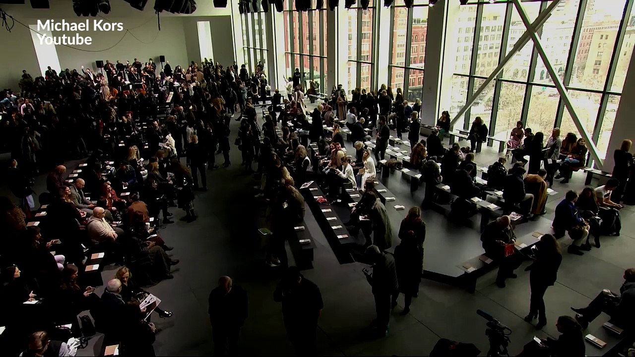 Ashley Graham défile avec Kendall Jenner et Bella Hadid et devient l'une des premières "femmes rondes" à défiler pour un grand créateur