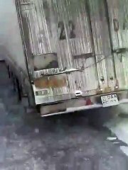 Un pilote d'hélicoptère se pose sur la route pour demander son chemin