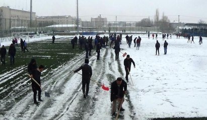 Futbol sahasındaki karları taraftar temizledi
