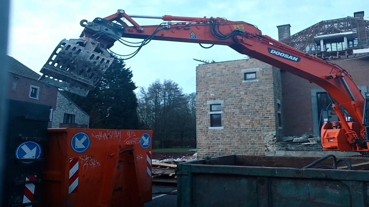 Nandrin: la destruction de la maison communale a commencé