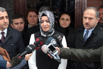 Aile Bakanı Kaya, Saldırıya Uğrayan Başörtülü Kızı Ziyaret Etti