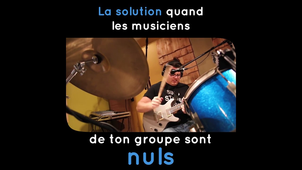 Dominic Fragman chante, joue de la batterie et de la guitare en même temps !