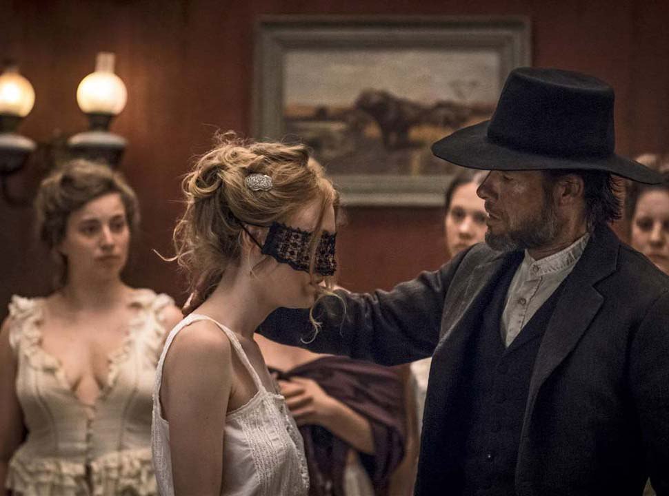 Brimstone : Découvrez en image le nouveau thriller de Dakota Fanning et Kit Harington !