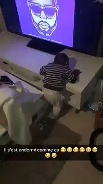 Bébé qui fait dodo debout