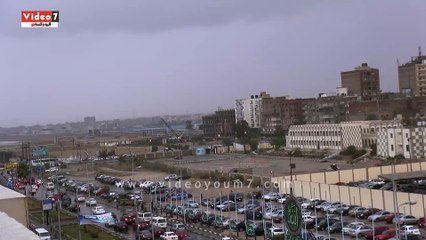 بالفيديو..سقوط أمطار بالسويس وتحذير للصيادين من " نوه الشمس "