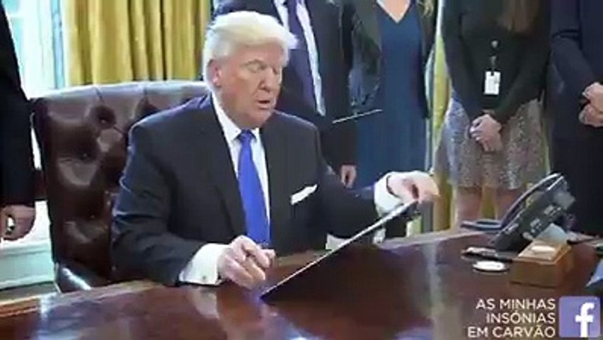 Donald Trump Caught Drawing In the Oval Office