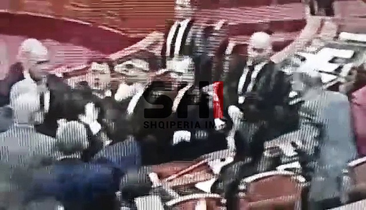 Tensione në Kuvend/ Flamur Noka qëllon Braçen