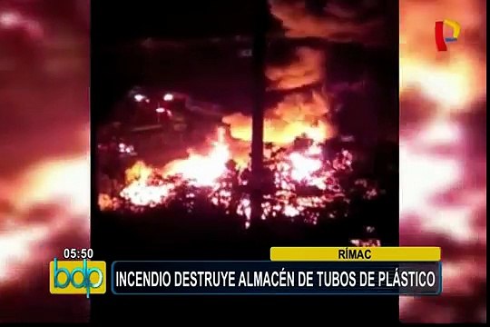Rímac: incendio consume almacén de tubos de plástico