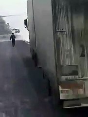 Un pilote d’hélicoptère se pose sur la route pour demander sa route ?!?