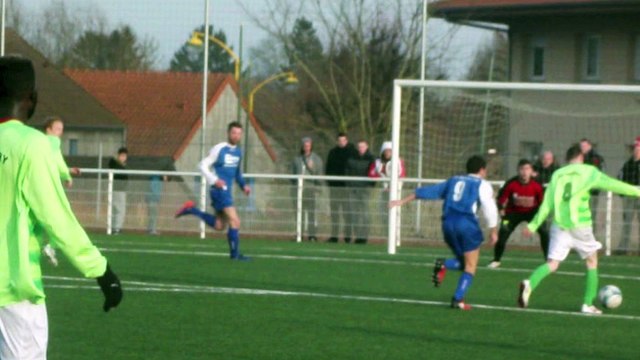 Football : action litigieuse lors du match entre caudry et Villers-Outréaux