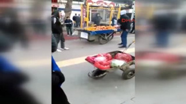 Diyarbakır'da Zabıtaya Kızan Seyyar Satıcı Tezgahını Ateşe Verdi