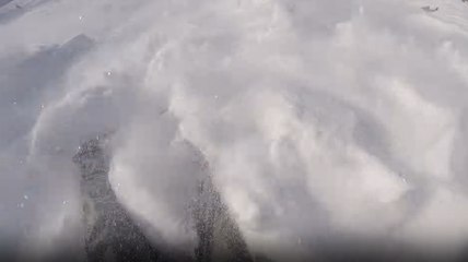 Ce snowboardeur pris dans une avalanche massive, il s'en sort indemne